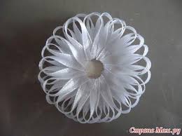 Como Hacer Una Flor Con Cinta Fina De Saten Mimundomanual Hacer Flores De Tela Flores De Cinta Tutorial Flor Hecha Con Cinta