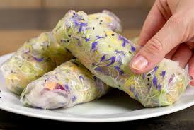 .variante aux rouleaux de printemps traditionnels, nos spring rolls du jour seront aux crevettes et le kit tien shan est un kit pour réaliser des rouleaux de printemps qui contient des feuilles de rouleaux de printemps aux crevettes sauce au beurre de cacahuètes. Spring Roller Feuille Rouleau De Printemps Recettes Rouleaux De Printemps Facon Caesar Salad Cook N Roll Frais Et Leger Les Rouleaux De Printemps Sont Un Delice Trending Today