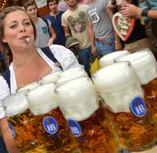 Das oktoberfest in münchen ist das größte volksfest der welt, jährlich kommen 7 millionen besucher, um bayerische traditionen und bräuche auch wenn der bayrische dialekt immer weniger gesprochen wird, auf der wiesn sieht das anders aus: Oktoberfest 2014 Wiesn Mass Uberschreitet Historische Schwelle Welt