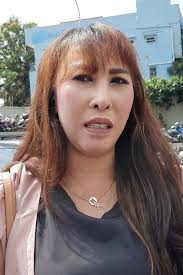 Istri rio reifan, henny mona kembali jenguk suaminya yang kini mendekam di rutan polda metro memakai pakaian serba hitam, topi coklat dan masker, henny mona keluar dari polda metro jaya. Henny Mona Akui Keguguran Karena Stres Rio Reifan Ditahan Kumparan Com