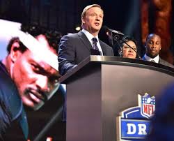 Images: The 2016 NFL Draft, Chicago Bears select linebacker Leonard Floyd