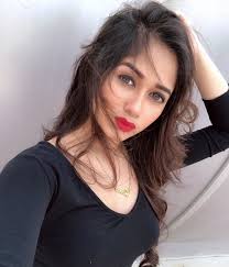 The tv star's honey blonde hair was styled in a wavy down do and she let her. Jannat Zubair Rahmani Slays In Black Dress In Her Recent Photo The Indian Wire