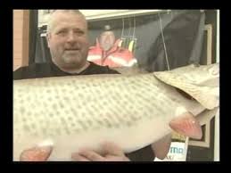 It measured in at 57 1/4 inches with a 25 1/2 inch girth, weighing around 47 lbs. World Record Muskie In Gananoque Youtube