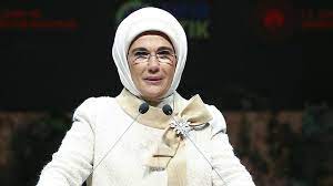 Toplantıda yaptığı konuşmasına, 15 temmuz hain darbe girişimi sırasında hayatını kaybeden şehitleri anarak başlayan emine erdoğan, şehit ve gazileri her zaman minnetle yâd ettiklerini belirtti. Emine Erdogan 19 Mayis Ataturk U Anma Genclik Ve Spor Bayrami Ni Kutladi