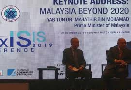 Yab tun dr mahathir muhamad menerima hadiah buku mappicxs dari penulis shaya'a othman, pada 24 august 2010, di pejabat yab tun di bangunan menara berkembar petronas, kuala lumpur. Konrad Adenauer Stiftung Foundation Office Malaysia Isis Praxis Conference