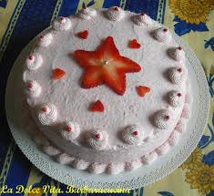 Per poter decorare una torta con la panna occorre prima di tutto farcire il pan di spagna con la crema che più vi piace e rivestire la torta con un sottile strato di panna montata bianca. Torta Alle Fragole Con Panna La Dolce Vita