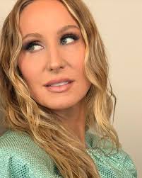 I lost to Chappelle, but I won because I saw Chappell. #Grammys  @recordingacademy Styled By: @daniandemmastyle Makeup: @jennakristina Hair:  @xtinameneses Dress: @stellamccartney Shoes: @stellamccartney Bag:  @jimmychoo Jewelry: @jaredjewelers