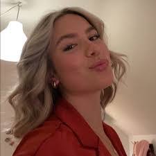 Rebecca Deroche's Instagram, Twitter & Facebook