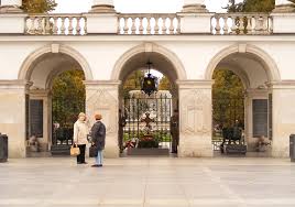 Odbudowa pałacu saskiego jest kwestią sporną. Plac Marszalka Jozefa Pilsudskiego Ulice Dzielnica Srodmiescie M St Warszawy