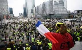 Quelques centaines de manifestants dont certains portaient des gilets jaunes protestaient mardi devant le parlement fédéral d'ottawa contre la le nombre de manifestants était estimé entre «400 et 500 personnes», a indiqué un policier à l'afp. Video Acte 21 Des Gilets Jaunes Plus Faible Mobilisation Depuis Le Debut Du Mouvement