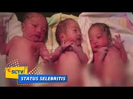 Gerakan pertama janin ini mungkin akan terasa seperti getaran. Mujizat Bayi Kembar 3 Lahir Dalam Mobil Status Selebritis Youtube