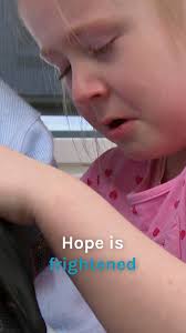 Toddler desperately cries over her paralysed Dachshund 💔