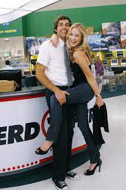  laughs  i read it and i saw because of chuck, you became this sort of geek icon. Bild Zu Zachary Levi Chuck Bild Yvonne Strahovski Zachary Levi Filmstarts De