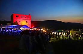 The former residential castle, surrounded by vineyards, was not built on a hill, but into the slope. 150 Jahre Feuerwehr Stetten Ein Feuerspektakel Lockt Zur Yburg Rems Murr Kreis Stuttgarter Nachrichten