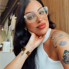 Larissa Botti's Instagram, Twitter & Facebook