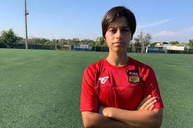 Benché la città di milano abbia avuto più di una squadra femminile in passato, che riprendesse lo stesso nome dell'omonima società rossonera maschile e i colori, come l'associazione calcio femminile milan nata nel 1965 o l'associazione calcio femminile milan 82 nata nel 1982, o la più ancor recente football milan ladies nata nel 2013, nessuna di queste società ha mai avuto alcun. Benedetta Maroni E Della Roma Calcio Femminile Gazzetta Regionale