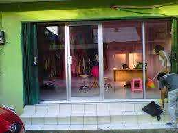 Anda dapat menjumpainya di berbagai toko offline maupun online dengan sangat mudah. Populer 20 Pintu Kaca Untuk Butik