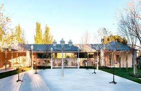 The hotel is localed in san sebastian de los reyes near madrid that you can get there by public transport otherwise if you go by car like we did you can reach it easy, you have plenty free parking outside the hotel. Casa Emiliana Restaurantes Para Ir Con Ninos En Madrid