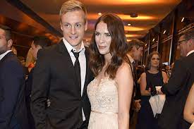 Der wagen des jungen mannes sei kurz. Fussballstar Champions League Gewinner Toni Kroos Ladt Zur Charity Gala
