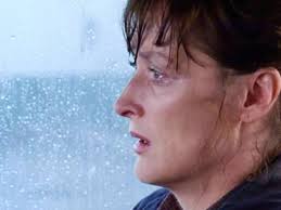 Pierce Brosnan y Salma Hayek protagonizan el trío amoroso que tienes que  ver hoy en TV