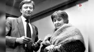 Её отцом был знаменитый архитектор и профессор георгий градов, а мать, раиса градова, играла в театре. Zvyozdnyj Razvod Andrej Mironov I Ekaterina Gradova Vklyuchi Nastroenie