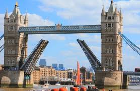 The famous bridge is a popular subject of london postcards. Tower Bridge Die Tolle Und Bekannte Brucke In London Uber Die Themse