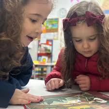 Oração de Páscoa! (Mara Fontoura e Álvaro Ramos) Reflorir os campos O amor  e a paz reviver Reavivar a alegria É tempo de renascer Rebrotar os jardins  A fé e o perdão