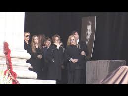 De nombreuses célébrités et personnalités politiques y assistent également. Obseques De Johnny Hallyday Funeral Part 1 Youtube