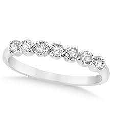 This is largely due to the fact that the prong setting uses very little metal to hold the stone in place. Jewelry Buying Guide Setting Types