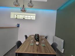 Coin salon en cuir noir. Appartement O Bon Coin By Audrey Thomas Appartement A Provin Dans Le Nord 59