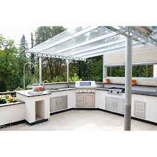 moderne grosszugige outdoorkuche mit beefeater grill und uberdachung auf der terrasse big modern outdoor bbq station modern outdoor kitchen outdoor kitchen