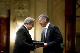 Bayer zsolt író, publicista 11 év után tért vissza a hír tv stúdiójába. Index Kultur Az Mti Nem Ir Arrol Bayer Miatt Visszaadtak Kitunteteseket