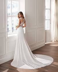 L'abito bianco è il simbolo più incantevole di un matrimonio.i vestiti da sposa di alberica sanno come conquistare il cuore, nel magico connubio di serica consistenza e delicatezza eterea. Abito Da Sposa In Crepe Georgette Angela Caputo Sposa