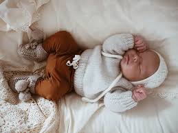 Neugeborene Liebe Suss Neugeborene Bilder Kuschelig Babys Fotos In 2020 Newborn Outfits Baby Boy Outfits Boy Outfits