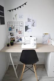 Ma Partie Du Bureau Organisee En Petit Coin Couture Avec Une Planche En Bois Un Tretea Meuble A Tiroir Decor De Bureau A Domicile Bureau A Domicile Chambre