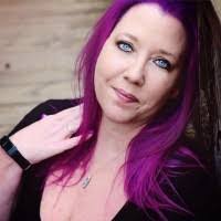 Lisa Kennon's Instagram, Twitter & Facebook