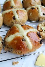 No Knead Easter Hot Cross Buns The Best Easy Homemade Hot Cross Buns For Easter Soft Fluffy F Hot Cross Buns Recipe Hot Cross Buns Easter Hot Cross Buns