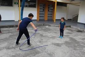 Alumnos reviven el juego del trompo y brincan la cuerda. Juegos Tradicionales Tomas Moro