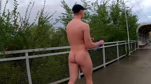 garçon se masturbe à la gare ferroviaire