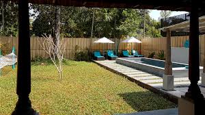 Marari beach ligt op een landstrook met de zee aan de ene kant en de backwaters aan de andere kant. Marari Villas Boutique Private Pool Serviced Villas Boutique Private Pool Serviced Villas Marari Beach Kerala