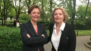 Vyučuje na vysoké škole cevro institut. Magda Vasaryova Magdavasaryova Twitter