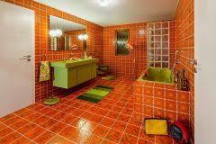 Badezimmer Braun Orange Hause Deko Ideen Decoranddesign Badezimmerbraunorange Badezimmer Badezimmer Braun Vintage Einrichtungen Retro Zuhause