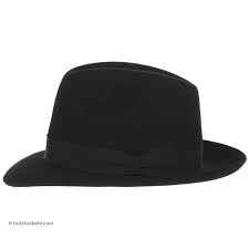 Copricapo monocromatico da uomo è lavorato in morbido feltro di lana e cashmere, che tiene caldi durante la stagione invernale. Cappello Borsalino