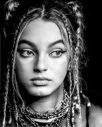 Lucia Pollard's Instagram, Twitter & Facebook