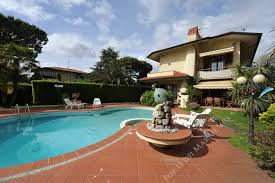 Lido di camaiore, camaiore 3 locali 80 m² affitti mesi estivi giugno e agosto zona lido di camaiore circa 70 mq, con grande giardino e grande terrazza riservata per poter pranzare e cenare all'aria. Case In Affitto A Lido Di Camaiore