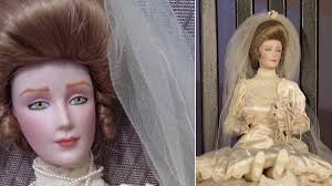 Deze behekste pop, die door een doodsbange moeder verkocht werd, verwondt  nu ook haar nieuwe eigenaar