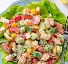 салат с креветками и авокадо и яйцом и помидорами Grecheskij Ovoshnoj Salat S Krevetkami I Avokado Recept S Foto Poshagovo