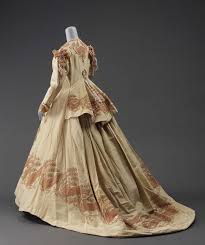 C'est la forme de cercles la plus portée jusqu'à ce que lla forme elliptique (b) devienne populaire, vers 1863. Rate The Dress An End Of The Crinoline Era Wrap Gown The Dreamstress