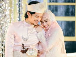 Nanti boleh cuba suapkan isteri masa makan malam ye. Malu Ke Suami Isteri Nak Romantik Romantik Depan Anak Pesona Pengantin