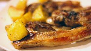Utilizzare il restante mix ottenuto per condire le costolette d'agnello precedentemente spennellate con un filo d'olio. Come Fare Il Vero Abbacchio Alla Romana Al Forno Con Patate Ecco La Ricetta Definitiva Wine Dharma